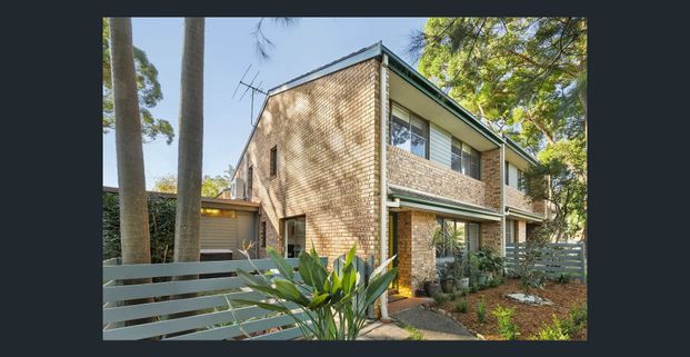 Light-Filled Family Townhouse with Courtyard & Dual Access - Photo 1