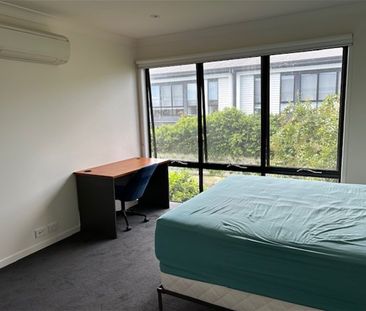 Share unit - main bedroom with Ensuite Perfect Location Hope Island - Photo 1