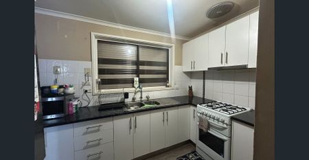 3-Bedroom Family Home in a Quiet, Convenient Location !!! - Photo 2