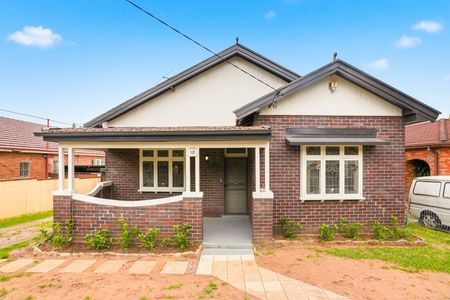 Immaculate Three-Bedroom Family Home with Gas Cook-Top, Double Carport and Single Garage! - Photo 3