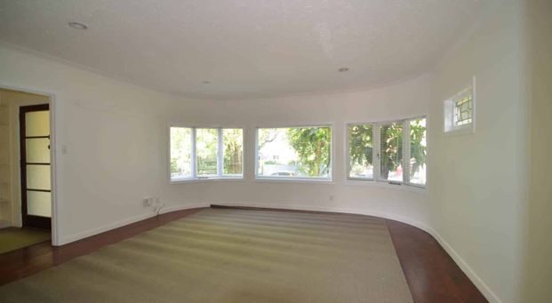 Art Deco Bungalow – 2 Double Bedrooms + Flex Room - Photo 1