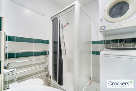One large bedroom that fully furnished unit near AUT and UOA - Photo 3