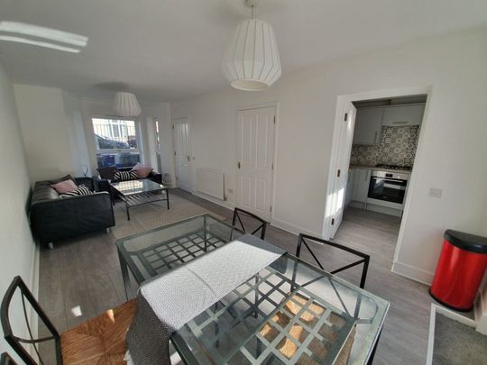 3 Bed Flat, Lindley House, W3 - Photo 1