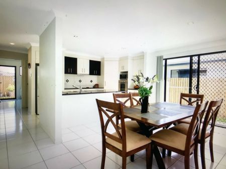 Fully Airconditioned Home in Prime Andergrove Location - Security Screens & Solar Savings - Photo 4