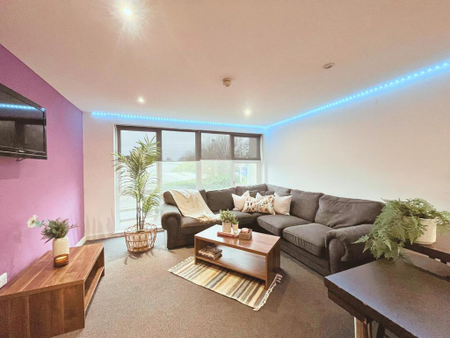 6 bedroom flat to rent - Photo 2