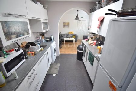 1 bedroom in a house share to rent - Photo 5