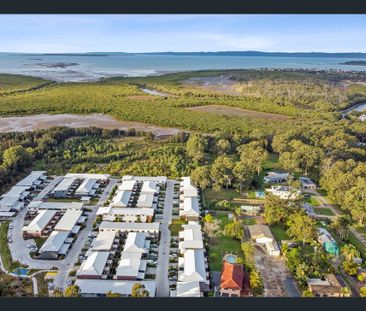 Modern 3-Bedroom Townhouse in a Desirable Location - Stylish & Spac... - Photo 2