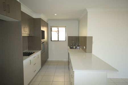 2/34 Blaxland Court - Photo 2