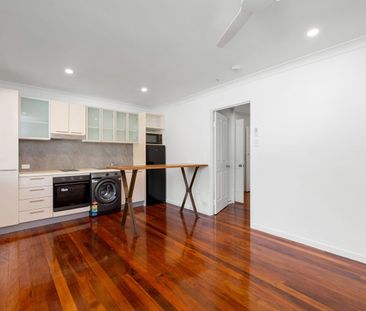 Stylish, Low-Maintenance Living in an Exceptional Inner-City Location - Photo 6