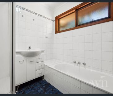 Beachside Home with large garage- Gardening Included - Photo 4