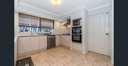 BIG FAMILY LIVING IN A PRIME SPEARWOOD LOCATION - Photo 3