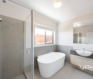 Modern home with low maintenance living in Kingsfield Estate - Photo 3
