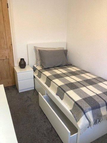 1 bedroom in a flat share to rent - Photo 3