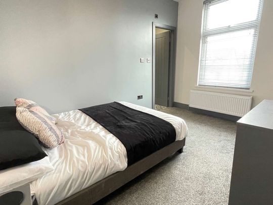 Professional HMO, All Bills Included En-Suite Room in Armley–Perfect for a Professional - Photo 1