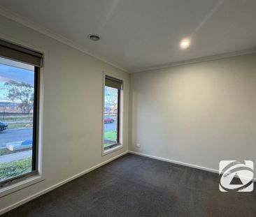 MODERN FAMILY HOME OFFERING COMFORT AND CONVENIENCE - Photo 4