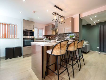 OX Living is proud to present this high-quality 9-bedroom co-living property, perfect for working professionals looking for stylish, stress-free living. Room 1 - Photo 5