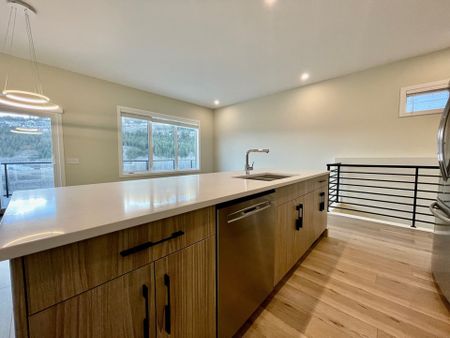 3 BED, 3 BATH HOME – WEST HARBOUR, LAKE – POOL – PICKLEBALL – GYM - Photo 4