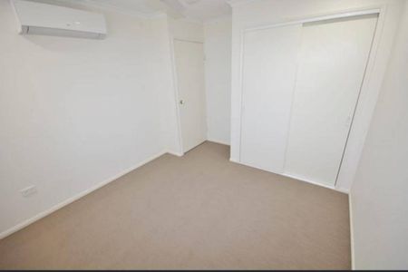 4 BEDROOM FAMILY HOME IN EIMEO - Photo 3