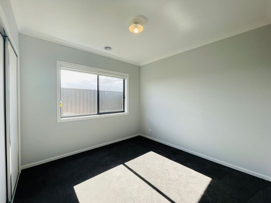 Family Home in Grand Central Tarneit! - Photo 1