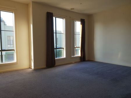 THREE BEDROOM TOWNHOUSE - Photo 2