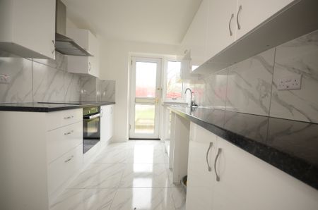 3 bedroom end of terrace house to rent - Photo 2