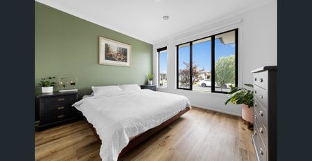 Light-Filled Home with Seamless Indoor–Outdoor Living - Photo 3