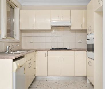 Freshly Painted Two-Bedroom Villa With Garden Maintenance Included - Photo 5