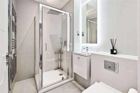 A modern, spacious 2 bed apartment, moments from Southwark station. - Photo 3