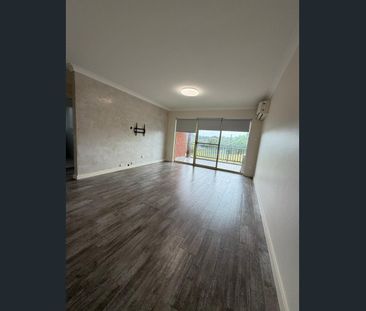 Prime Location, Street Facing Apartment - Photo 2