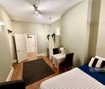 1 bedroom in a flat share to rent - Photo 2