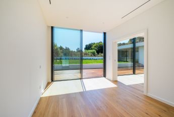 Moradia T6 de arquitetura moderna inserida no Golfe de Oeiras