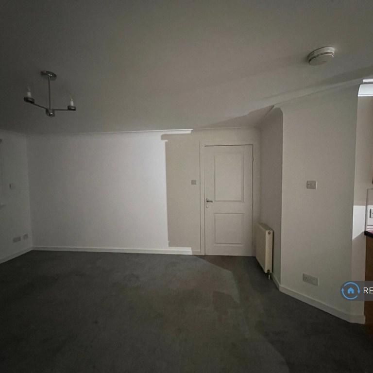 3 bedroom flat to rent - Photo 1
