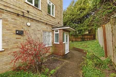 Westover Court, High Wycombe - Photo 4