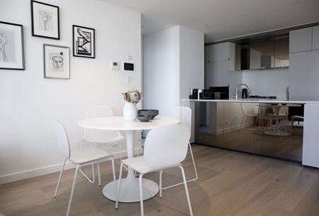 FURNISHED STUNNING TOP FLOOR 2 BEDROOMS APARTMENT IN DARLING SQUARE - Photo 3