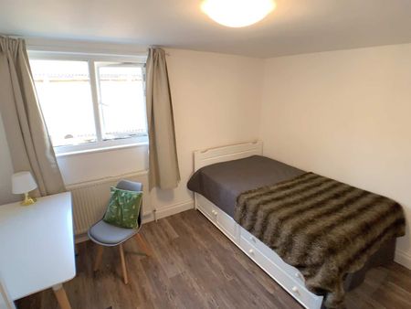 YOHO Elephant & Castle Room 1 - Photo 3