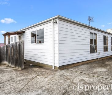 Spacious Five Bedroom Home - Photo 5