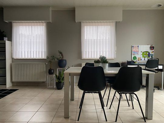 Ruim drie slaapkamer appartement met terras en carport - Photo 1