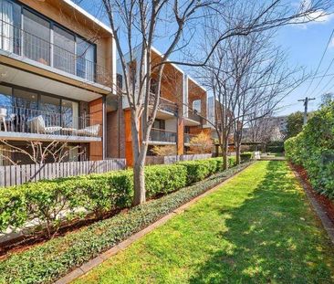 Lowanna St - architectural award winning apartment - Photo 1