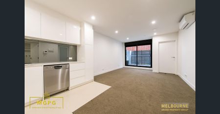 Spacious Two-Bedroom Apartment with Courtyard - Photo 2