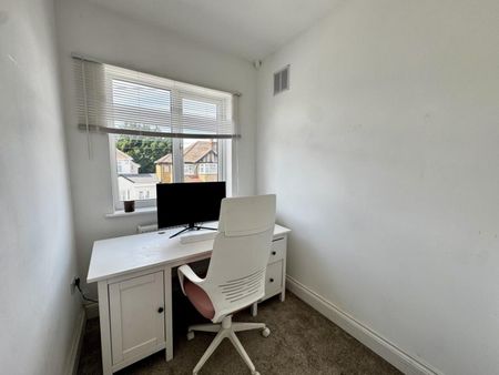 3 Bedroom Semi-Detached House - Photo 4