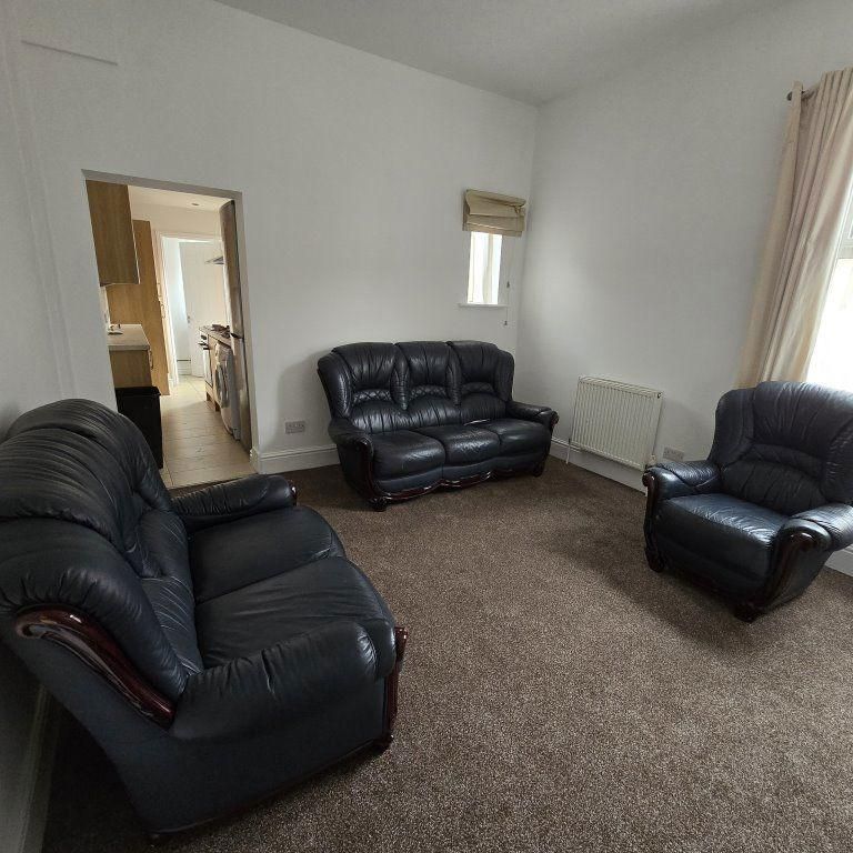 4 bedroom terraced house to rent - Photo 1
