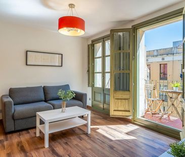 Lovely Apartment with a Balcony in the Gothic Quarter - Photo 1