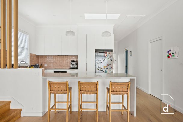 Sophisticated Coastal Haven In Luxe Location - Photo 1