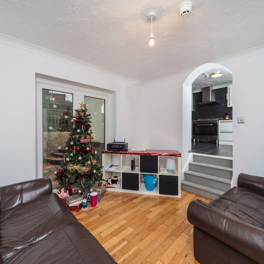 6 bedroom semi-detached house to rent - Photo 1