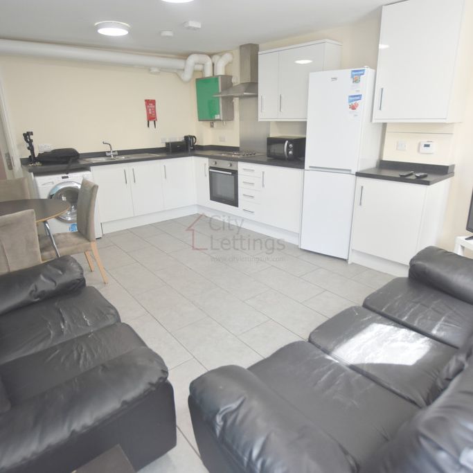 4 Bedroom Apartment - Photo 1