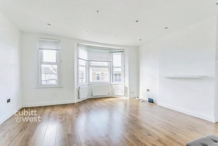 1 bedroom in a flat share to rent - Photo 2