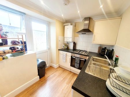 2 Bed Flat, London, SW16 - Photo 4
