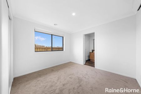 27 Flag Boulevard, Tarneit, VIC 3029 - Photo 3