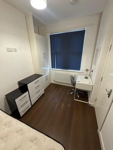 3 bedroom flat to rent - Photo 5