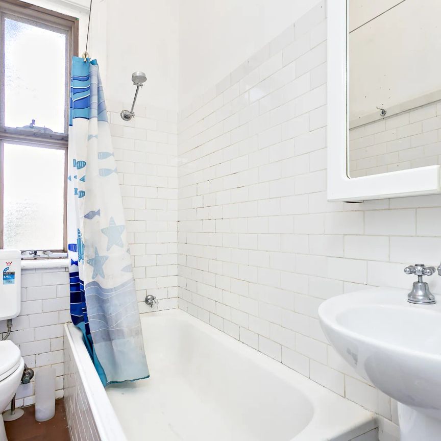 Fully Furnished Top Floor Apartment - Photo 1